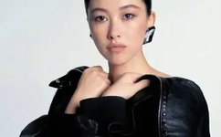 摸美眉的乳